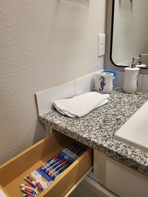 Sèche-cheveux, serviettes fournies, savon, shampoing