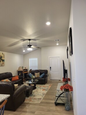 Smart TV - A well furnished charming brand new 3- bedroom house well centered in Odessa (Odessa)