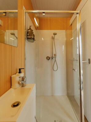 Ducha, secador de pelo y toallas