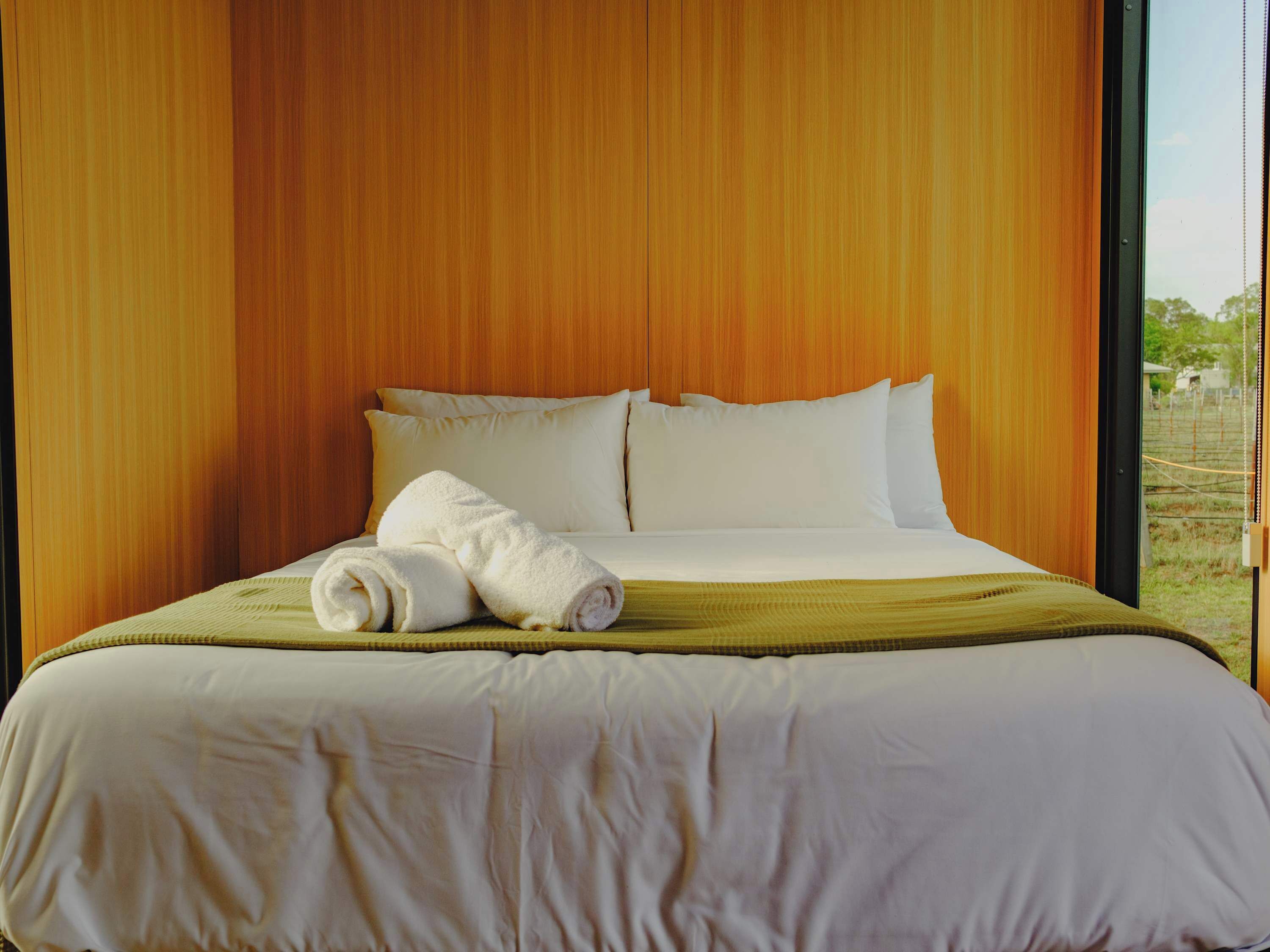 1 bedroom, bed sheets