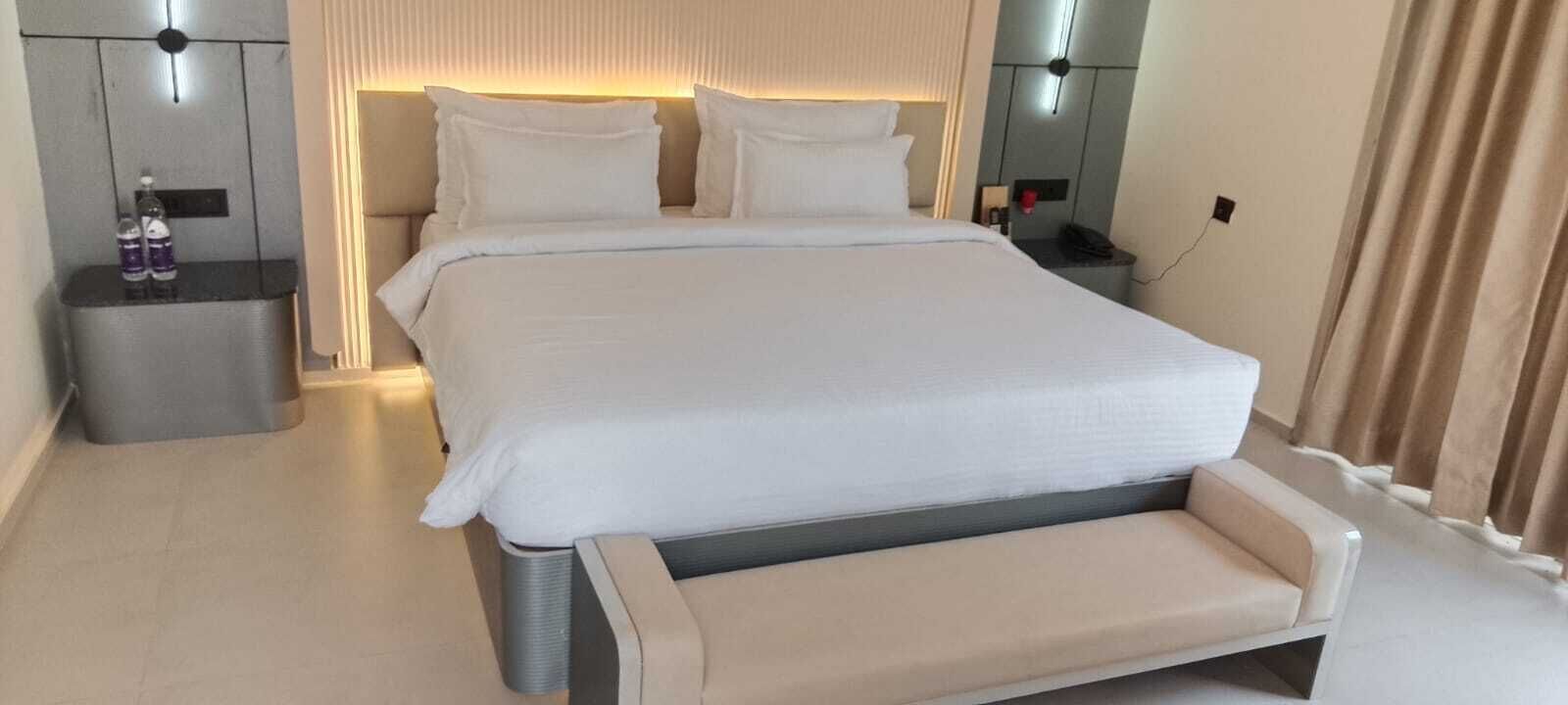 Grand Room | In-room safe, iron/ironing board, free WiFi