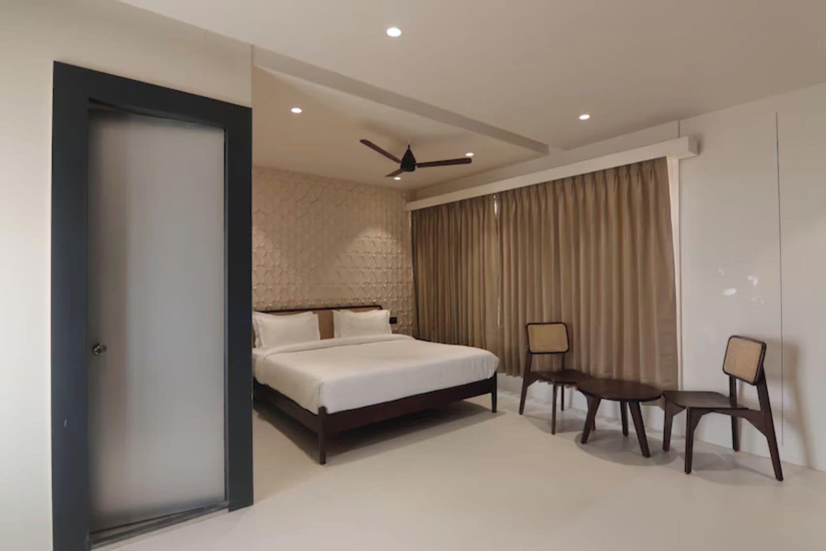 Junior Room | In-room safe, iron/ironing board, free WiFi