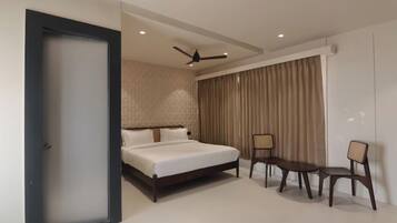 Junior Room | In-room safe, iron/ironing board, free WiFi