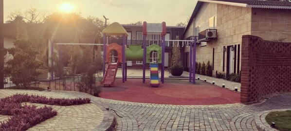 Área de juegos infantiles al aire libre