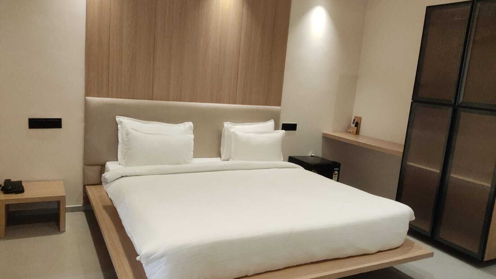 Habitación clásica | Caja de seguridad en la habitación y tabla de planchar con plancha 