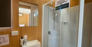 Ducha, secador de pelo, toallas