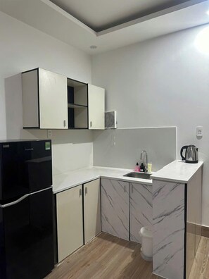 Een koelkast, een kookplaat