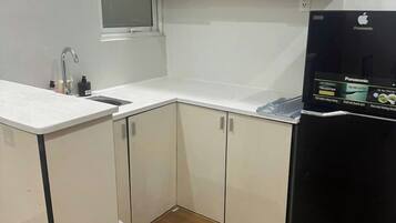 Basic Studio | Private kitchen | Fridge, stovetop