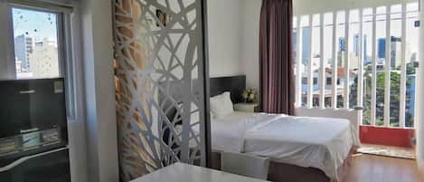 Skrivebord for bærbar PC og wi-fi (inkludert)