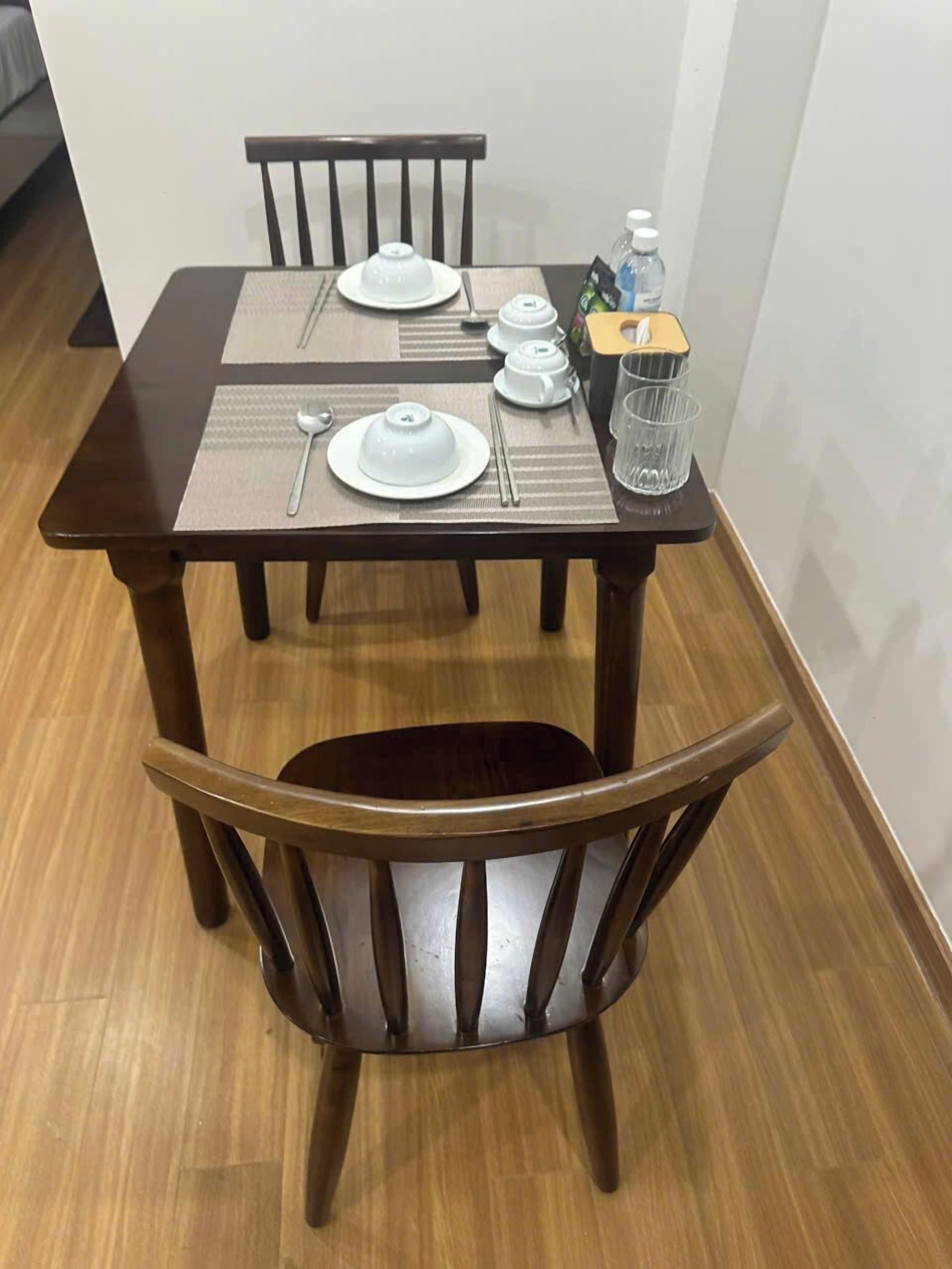 Estudio básico | Servicio de comidas en la habitación