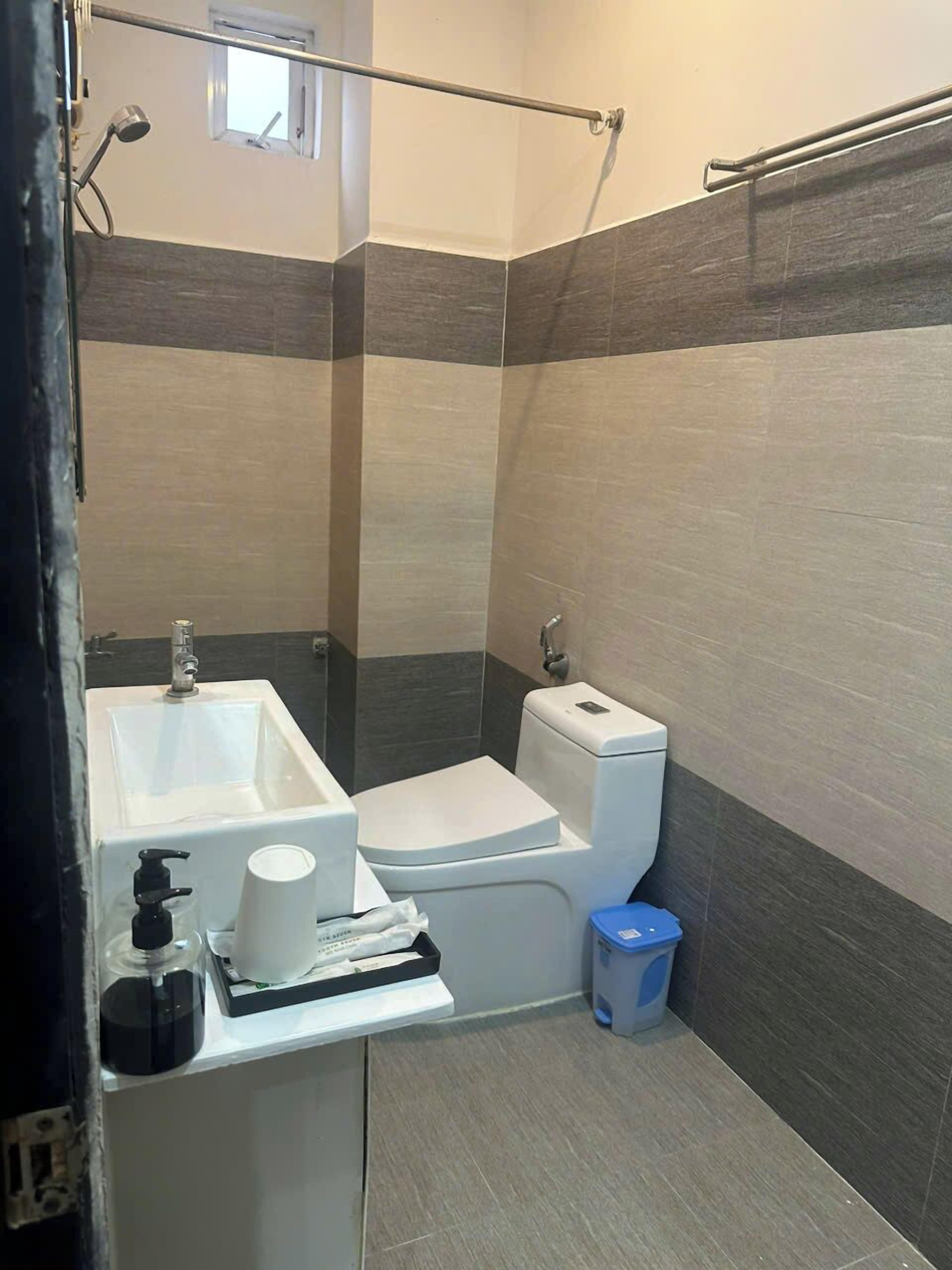 Ducha, secador de pelo, toallas y jabón