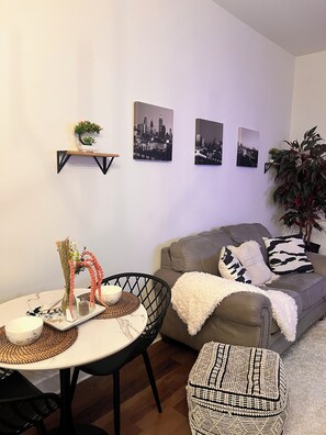 TV - Chic 1-bedroom Mid- Rise Condo In the Heart of Uptown Atlanta for your New home! (Atlanta)