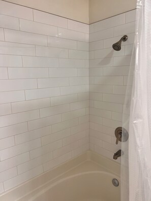 Toallas, jabón, papel de baño 