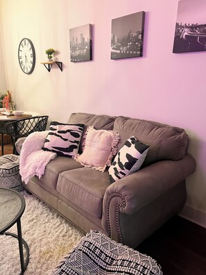 TV - Chic 1-bedroom Mid- Rise Condo In the Heart of Uptown Atlanta for your New home! (Atlanta)