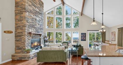 Mountain retreat w/deck, game room & dog-friendly