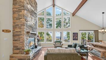 Televisie, een open haard en tafelvoetbal