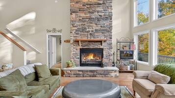 Televisión y chimenea