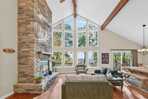 Televisión y chimenea 