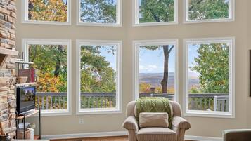 Televisie, een open haard en tafelvoetbal