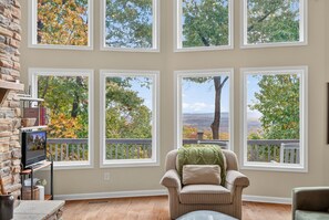 TV, caminetto, tavolo da calcetto