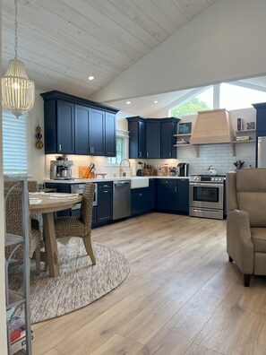 Microwave, oven, stovetop, dishwasher - Tranquil 2-bedroom House & 1-bed Studio with AC in Pacific Grove (Pacific Grove)