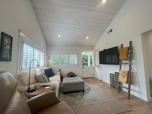 TV - Tranquil 2-bedroom House & 1-bed Studio with AC in Pacific Grove (Pacific Grove)