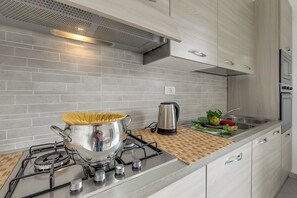 Rumah Keluarga, beberapa kamar, lemari es & microwave (Casa Nadia 1.2 Km from Sea/Near) | Dapur pribadi | Lemari es, microwave, oven, dan kompor