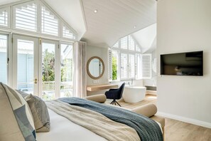 Desk, iron/ironing board, WiFi, bed sheets - 6bed Villa by Camps Bay Beach Seven the Drive (Cape Town)