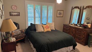 Planxa i posts de planxar, wifi i roba de llit