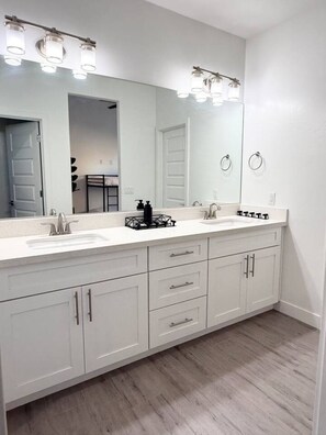 吹风机、毛巾、肥皂、卫生纸