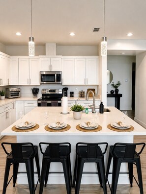 Fridge, microwave, oven, stovetop - Pool, Spa & Fire Pit | Sleeps 12 | 1 Mile Downtown (Lake Havasu City)