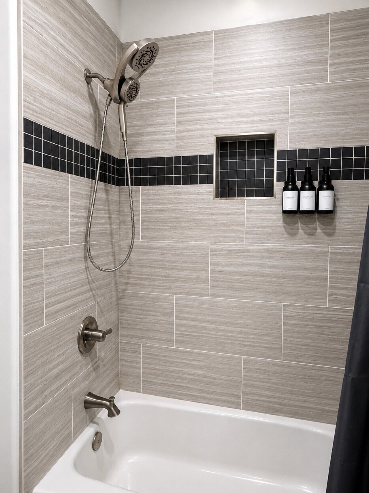 Ein Badezimmer mit Dusche, Badewanne und drei Shampoo-Flaschen.