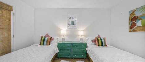 Fer et planche Ă repasser, lit parapluie, Wi-Fi, draps fournis