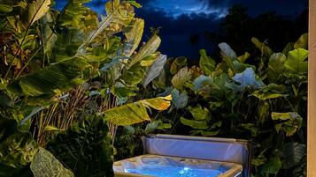 Outdoor spa tub