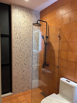 ヘアドライヤー、タオル、石鹸、トイレットペーパー