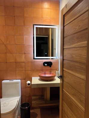 ヘアドライヤー、タオル、石鹸、トイレットペーパー