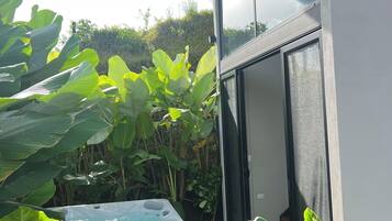 Tina de hidromasaje al aire libre