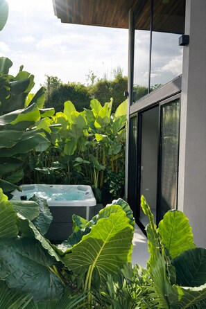 Outdoor spa tub - Retreat with Jacuzzi, Home Theater, Volcano View, and King Bed (La Fortuna)