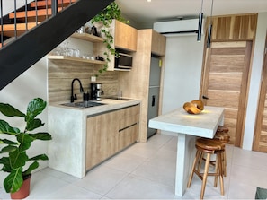 Microondas, parrilla de estufa, cafetera y tetera y tetera eléctrica