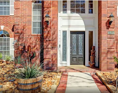 4-bedroom house in brilliant Cypress with Swimming Pool, AC, fitness room