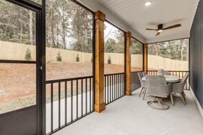 Outdoor dining - Lakeside Haven- Lake Hartwell, Sleeps 8 (Westminster)