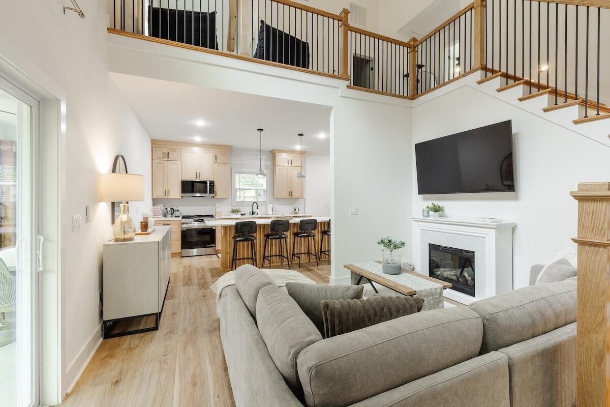 テレビ、暖炉、書庫