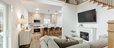 Televisión, chimenea y libros