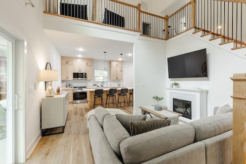 Lakeside Haven- Lake Hartwell, Sleeps 8