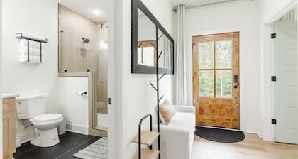Lakeside Haven- Lake Hartwell, Sleeps 8