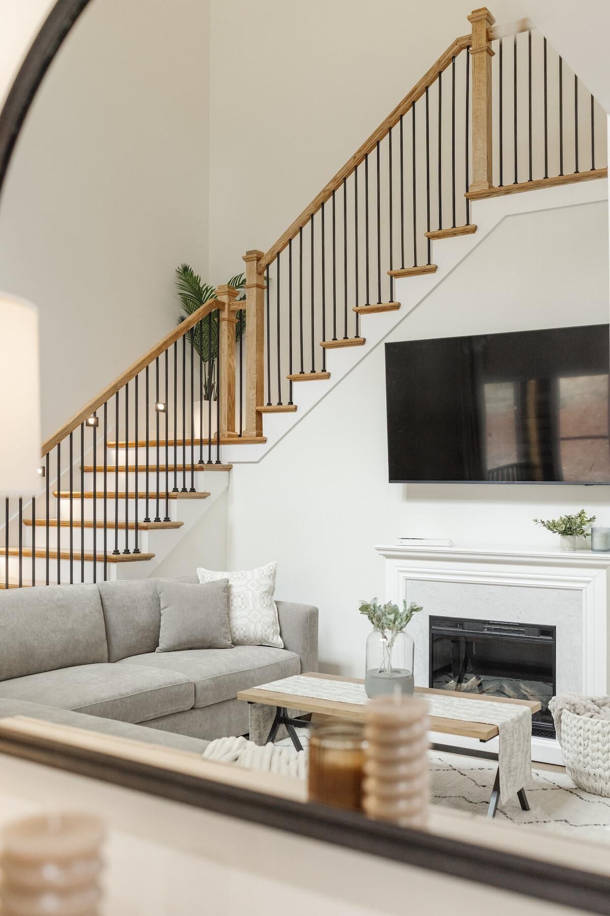 テレビ、暖炉、書庫