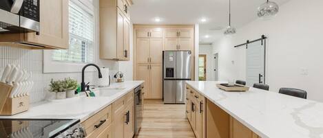 Køleskab, mikrobølgeovn, ovn, kogeplade