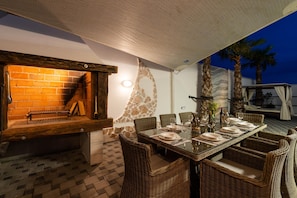 Outdoor dining - Villa With Infinity Pool in Maslenica (Jasenice)