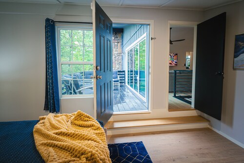 ~ NEW ~ Grisham Getaway: Hot Tub, Game Room, Firepit, Kid & Pet Friendly