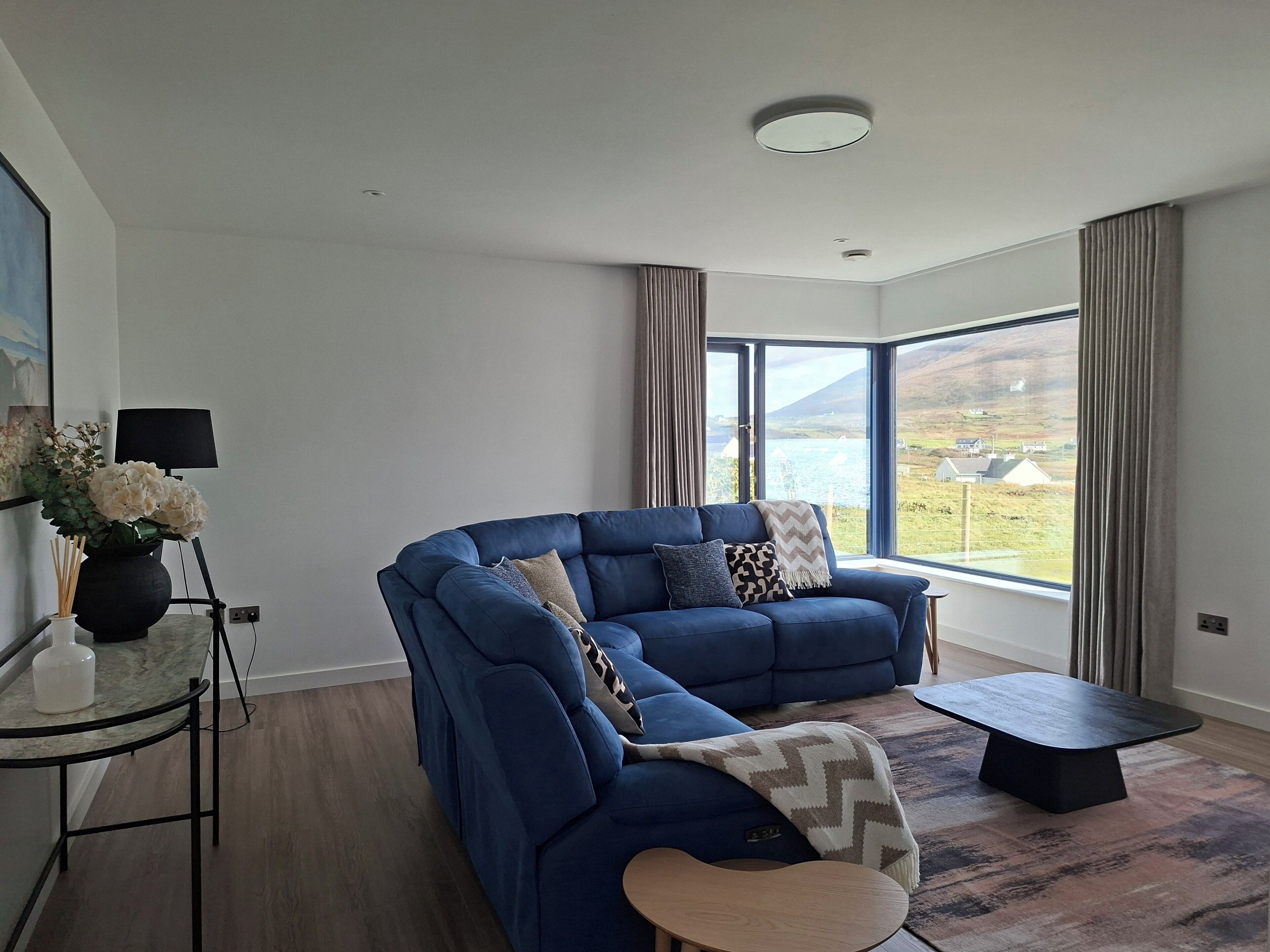 Smart-TV, peis og bøker